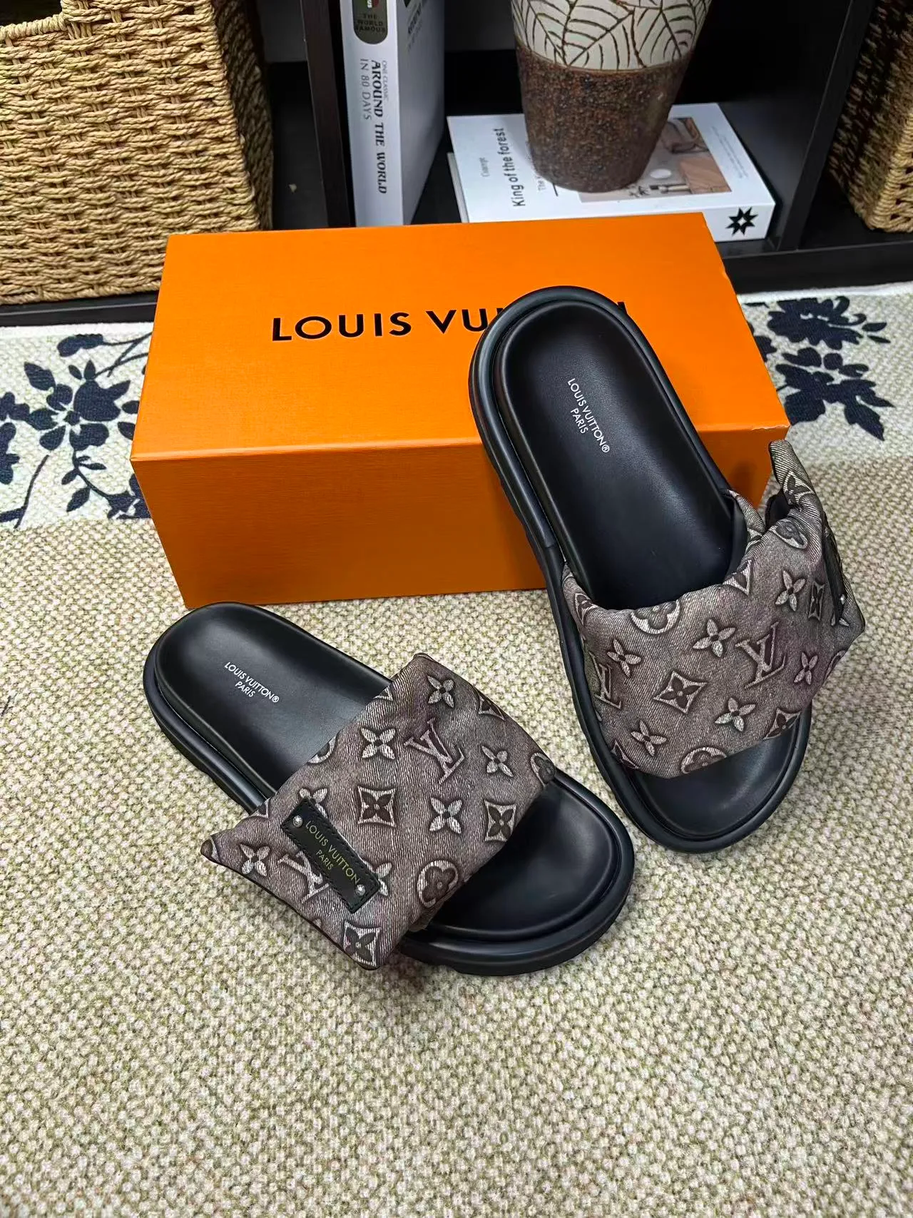 P340 [New Style] [LOUIS VUITTON] Louis Vuitton, LV printing, men's and women's slippers are now on the market, packed in drawer boxes with cloth bags and cards, the upper pattern looks very soft and waxy, and is a super versatile leg slimming tool. Fabric: imported denim/canvas/old fabric, LV hardware LOGO, official website pattern printing, comfortable to wear, feet: high-elastic PU water table. Sole: foam sole, heel height: about 5cm. Code number: 35-46, 35, 45, 46 are custom-made and non-returnable. Color: multiple colors and styles available.